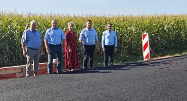 Ważny remont na finiszu. Na „nadbużance: kładą właśnie drugą warstwę asfaltu...
