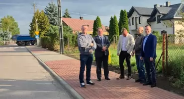 Zamiast nierównych płyt z betonu jest nowy chodnik z kostki