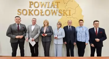 Pedagodzy ze szkół powiatowych odebrali nagrody i medale